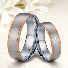 Klasszikus stílusú domború Férfi titán karikagyűrű rozé arany díszítéssel KG-MX-T001M