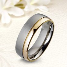 18K arannyal bevont Női Titánium karikagyűrű cirkónia kristályokkal KG-OR-T33W