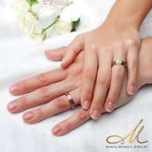 18K rozé arannyal bevont szálcsiszolt Női köves tungsten karikagyűrű KG-WT-V106W